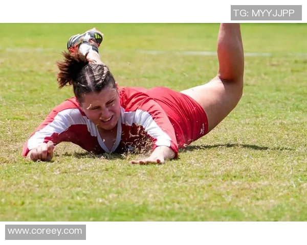 足球球星惊险救球瞬间合集 展现顶级反应与无与伦比的技巧