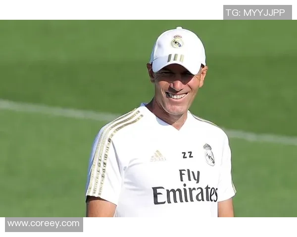 足球巨星高举圣火点燃全场激情彰显体育精神凝聚无限力量 足球巨星高举圣火点燃全场激情彰显体育精神凝聚无限力量